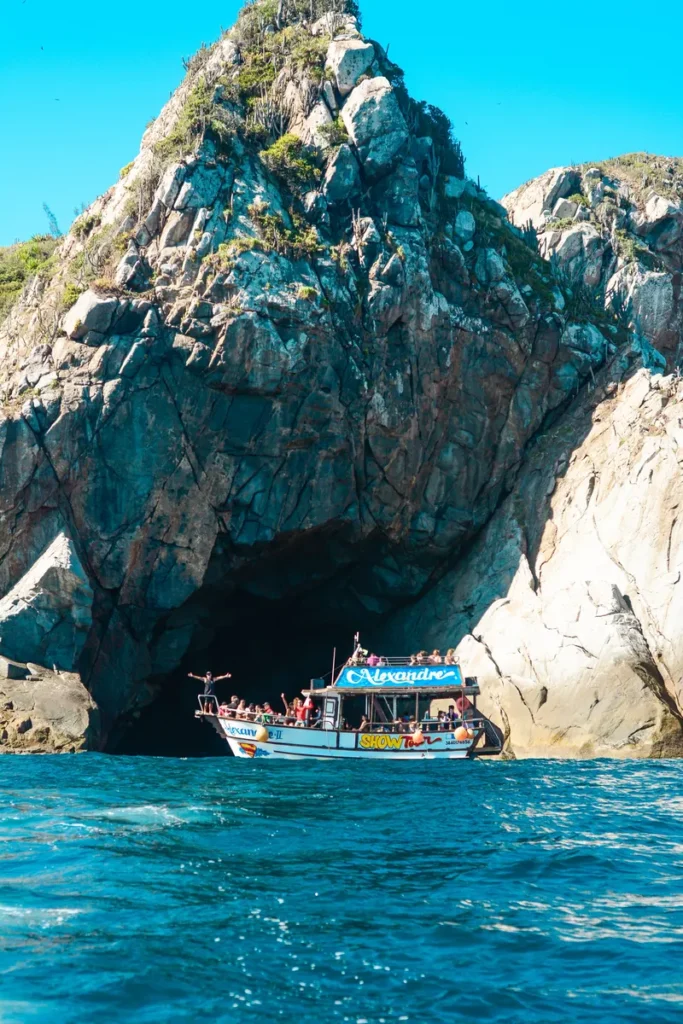 Barco de passeio na Gruta Azul em Arraial do Cabo
