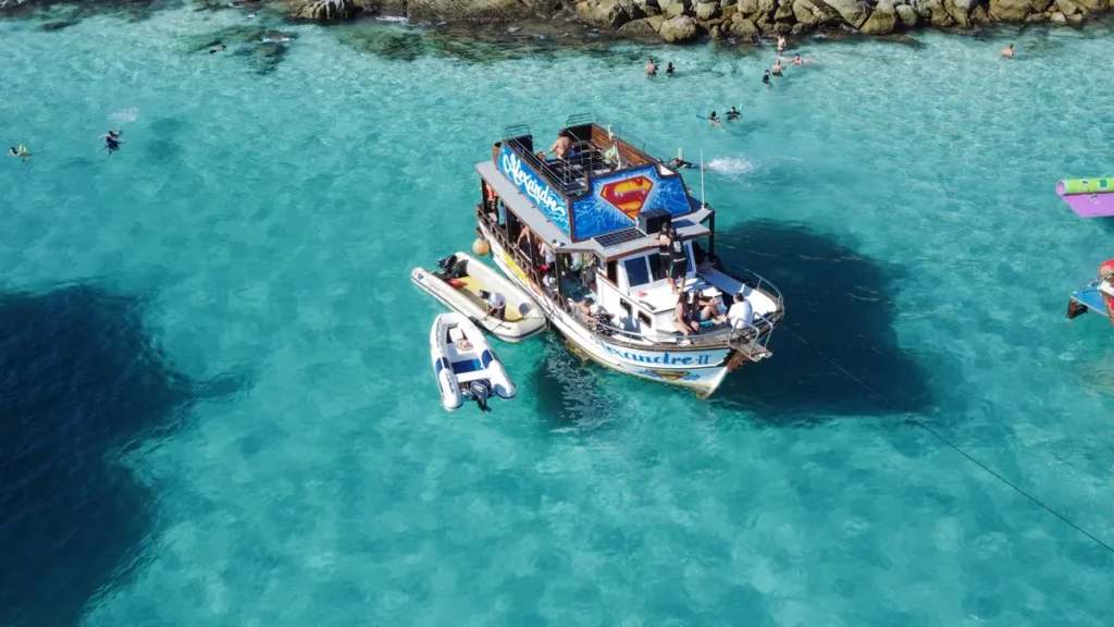 Snorkel em água cristalina durante o passeio de barco